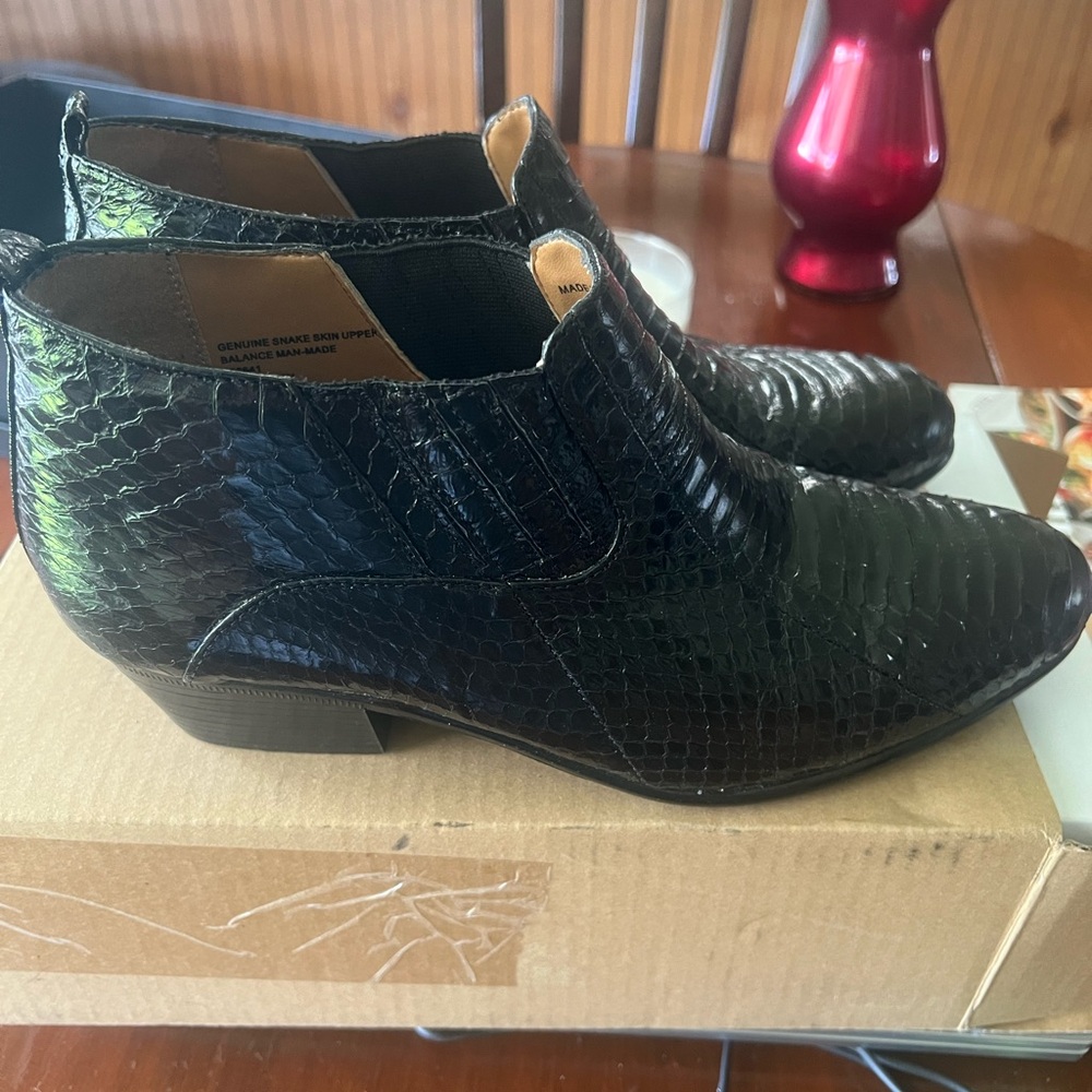 Giorgio Brutini Dark Textured Ankle Boots